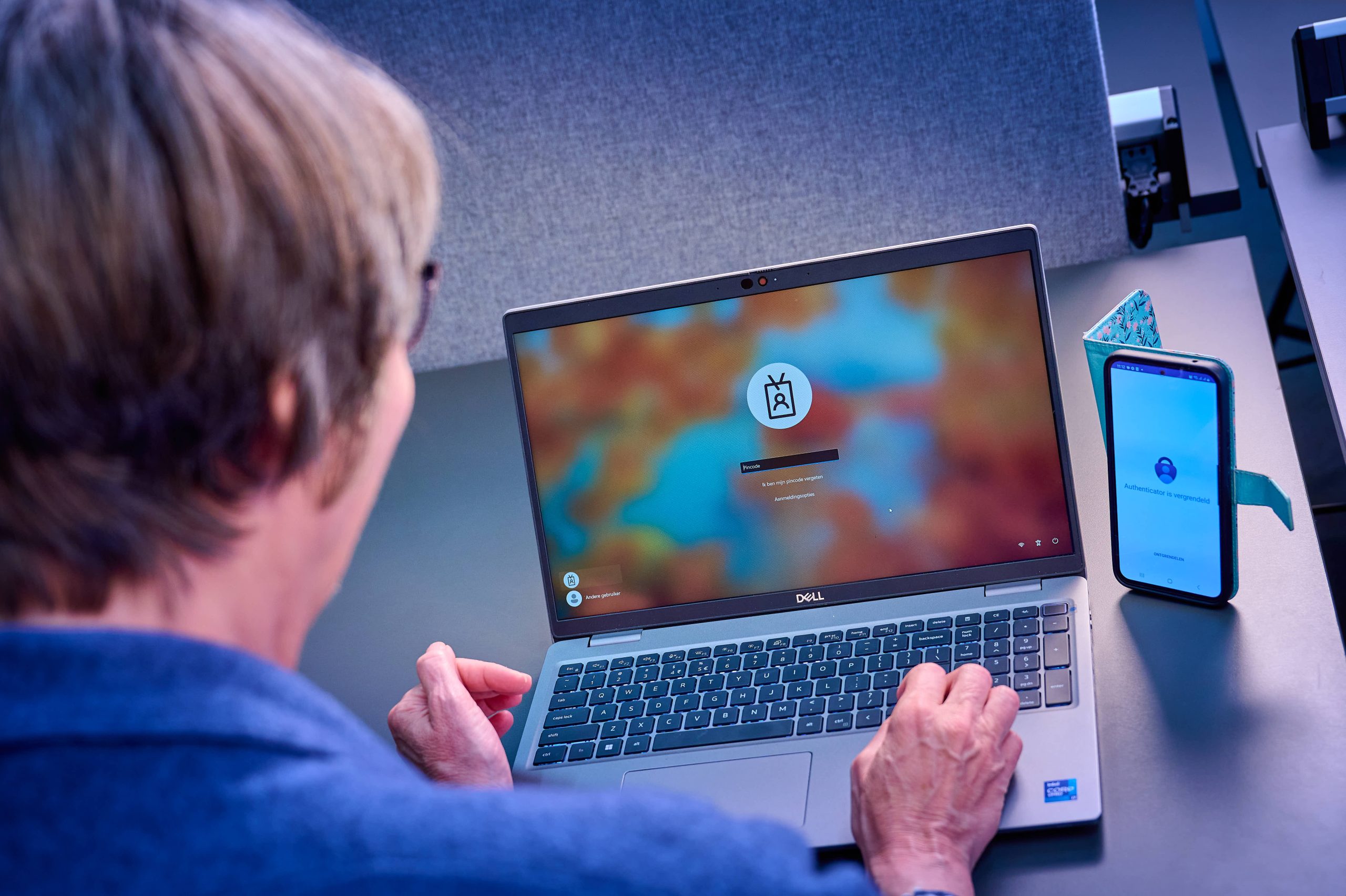 Een vrouw vult haar wachtwoord in op haar laptop.