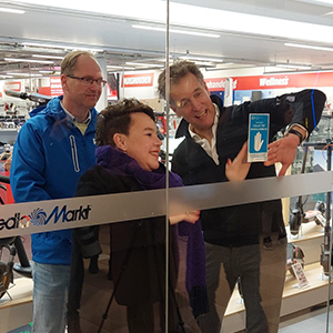 Start van het collectief winkelverbod in Hoog Catharijne begin 2024. vlnr: Martijn Wilderboer van PVO NL, burgemeester Sharon Dijksma en Kees van Mourik van MediaMarkt. Dijksma plakt de collectief winkelverbod sticker op het raam van de elektronicawinkel.
