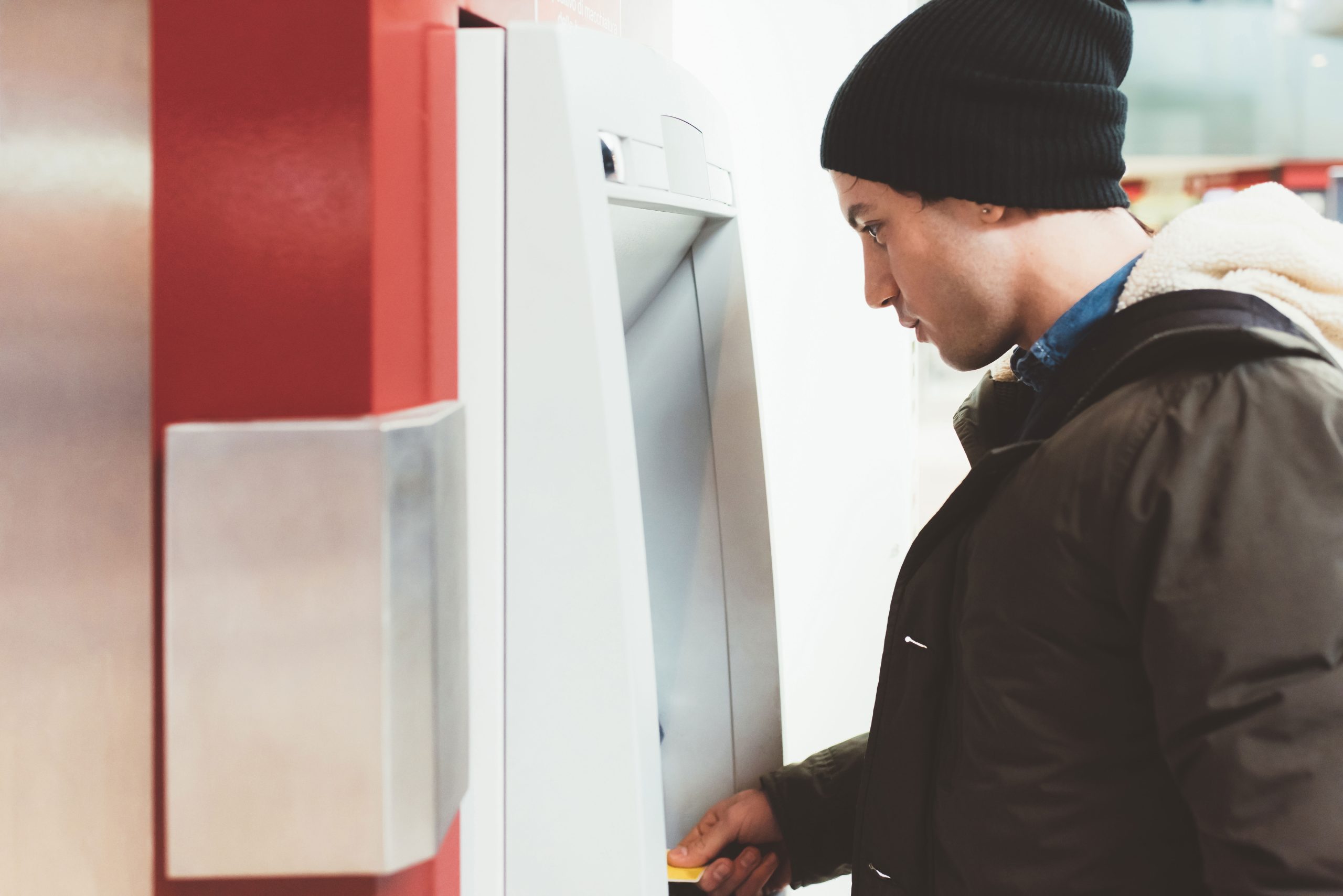 Jongen voor pinautomaat, bericht over geldezels