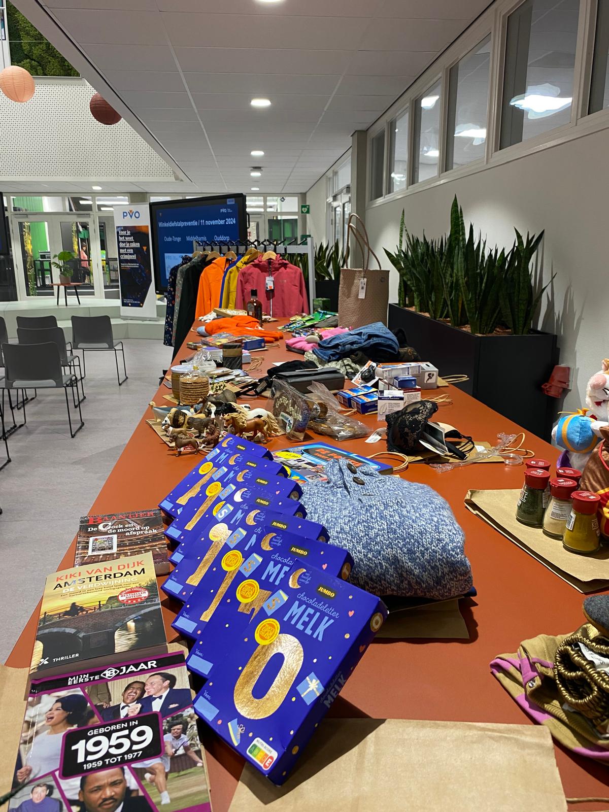 Tafel met gestolen spullen op bijeenkomst