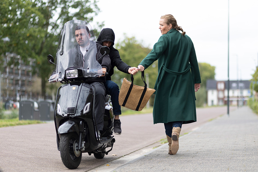 Vrouw wordt op straat beroofd van tas door 2 jongens op scooter.