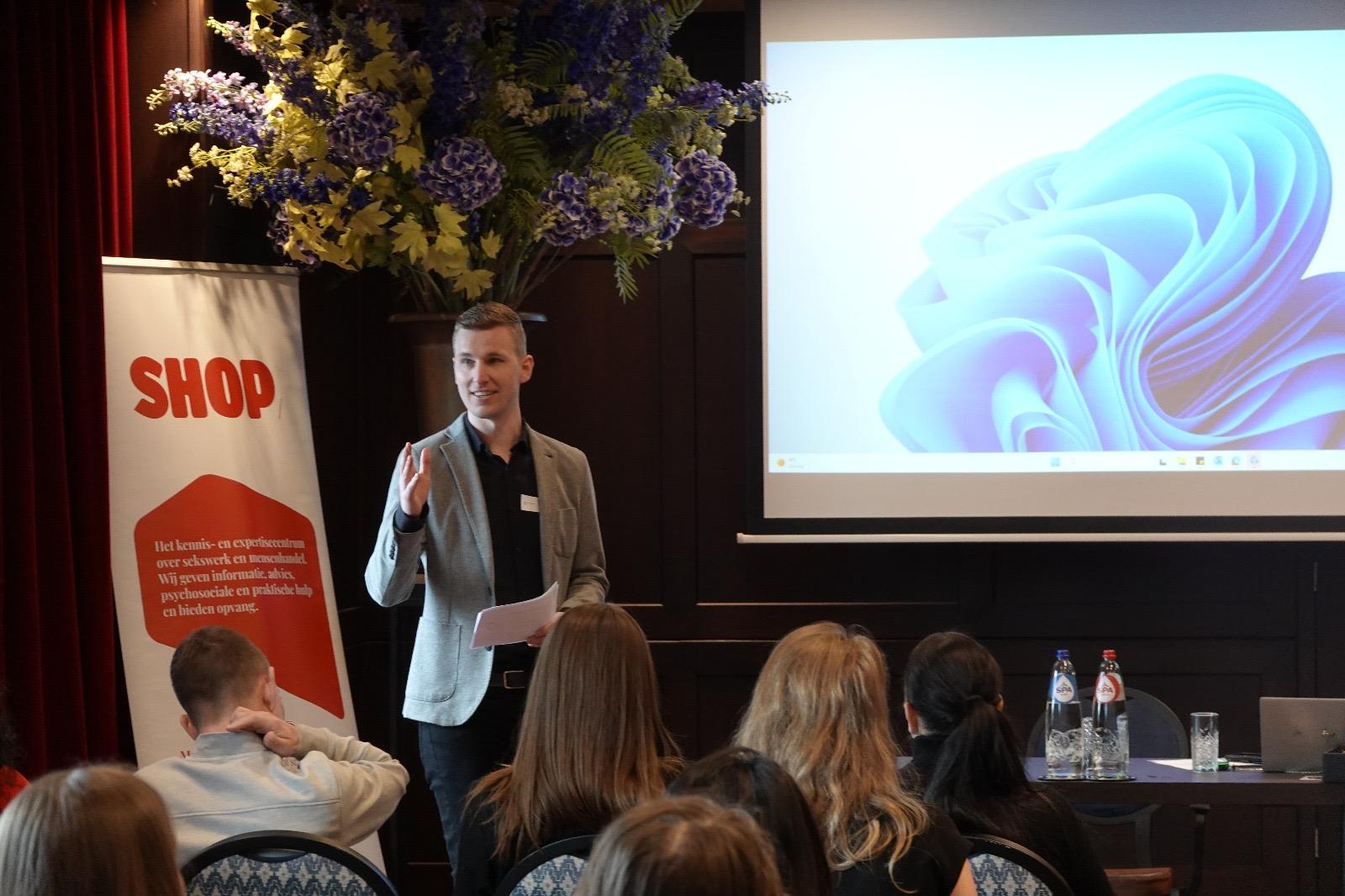 PVO-adviseur Mark van Zanten spreekt als dagvoorzitter bij een bijeenkomst over mensenhandel.