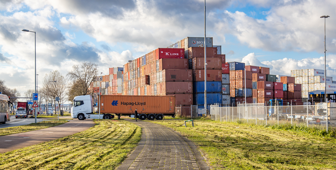 Containers staan opgestapeld in de haven van Rotterdam - C Sandra Uittenbogaart