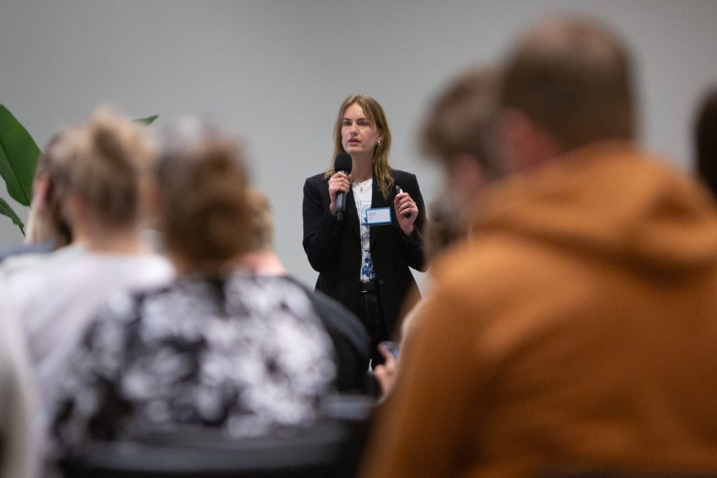 Rivka Otten van Helpwanted tijdens de kennisbijeenkomst over online seksueel geweld.