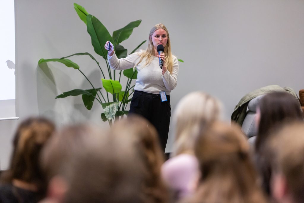 Michelle Rasch van DataExpert geeft een presentatie over digitale uitbuiting.