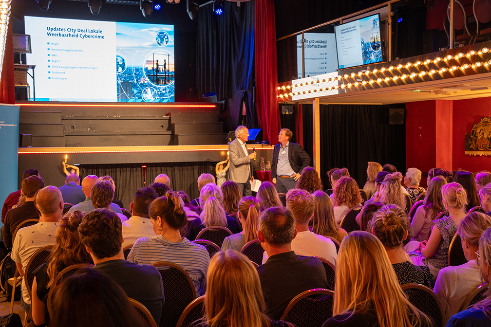 Dagvoorzitter Roy Tomeij tijdens de kwartaalsessie cyberweerbaarheid in Breda.
