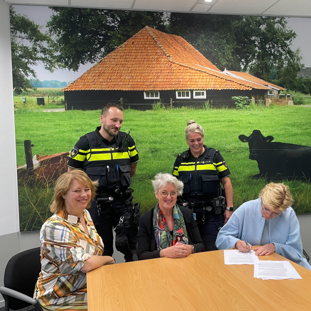 Op de foto van links naar rechts: voorste rij: Mariska ten Heuw (directeur-bestuurder Avedan), burgemeester Doret Tigchelaar van gemeente Wierden, Erna Mobach, directeur-bestuurder van Reggewoon. Achterste rij: Marlijn Zebel en Moniek Oude Luttikhuis van de politie.