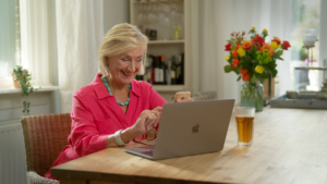 Oudere vrouw achter laptop.
