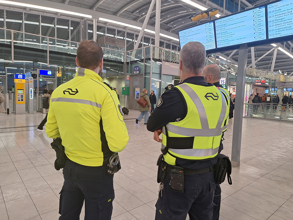 3 veiligheidsmedewerkers van de NS houden toezicht op Utrecht CS.