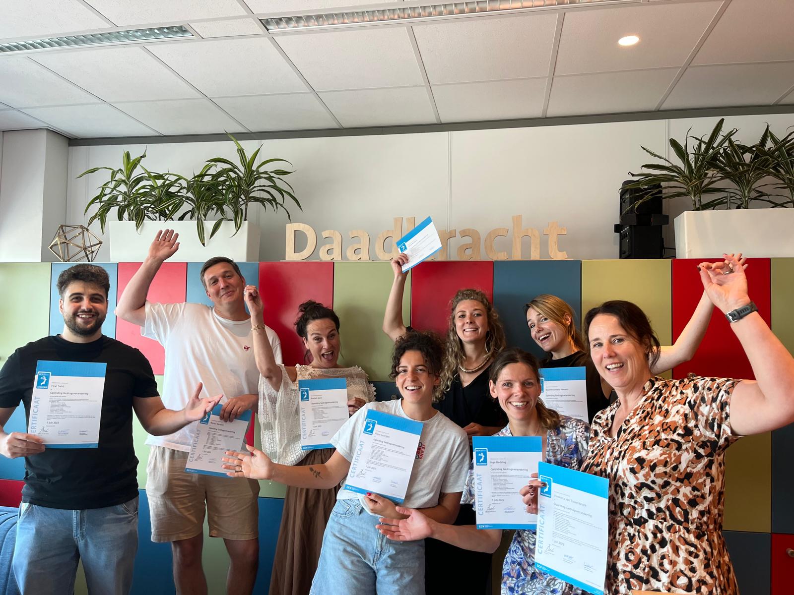Trots tonen deelnemers aan de training Gedragsverandering voor Toezichthouders en Handhavers van het CCV hun certificaat.