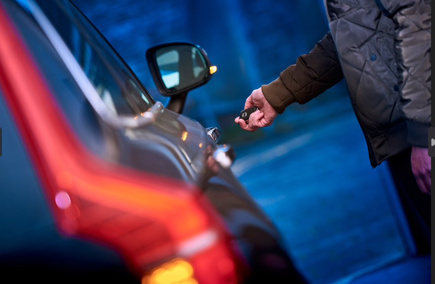 Man opent een auto met elektronisch slot