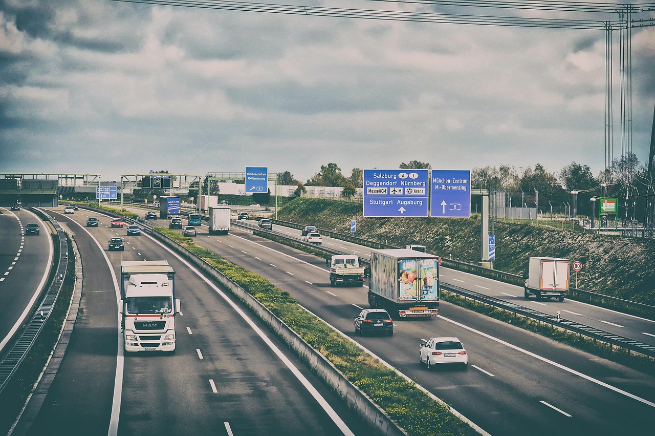 Een vrachtwagen op de snelweg in Duitsland.