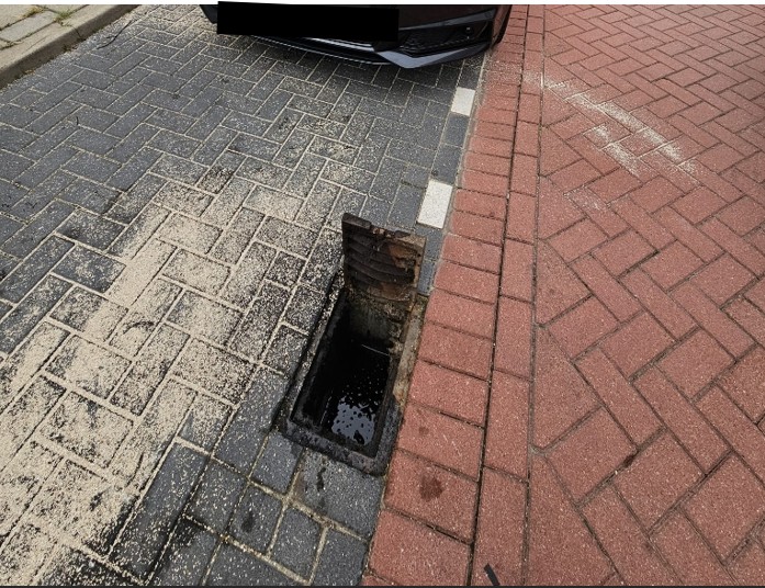 Lozing van motorolie op een rioolput.