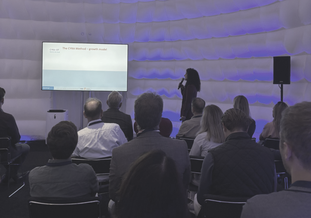 Sanaa van de Pol-Assa, adviseur van het CCV, geeft een presentatie op Cybersec over Cyra.