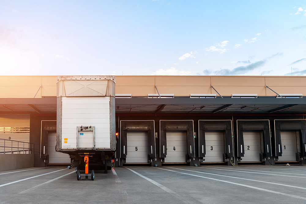 oplegger van een truck bij een loading dock