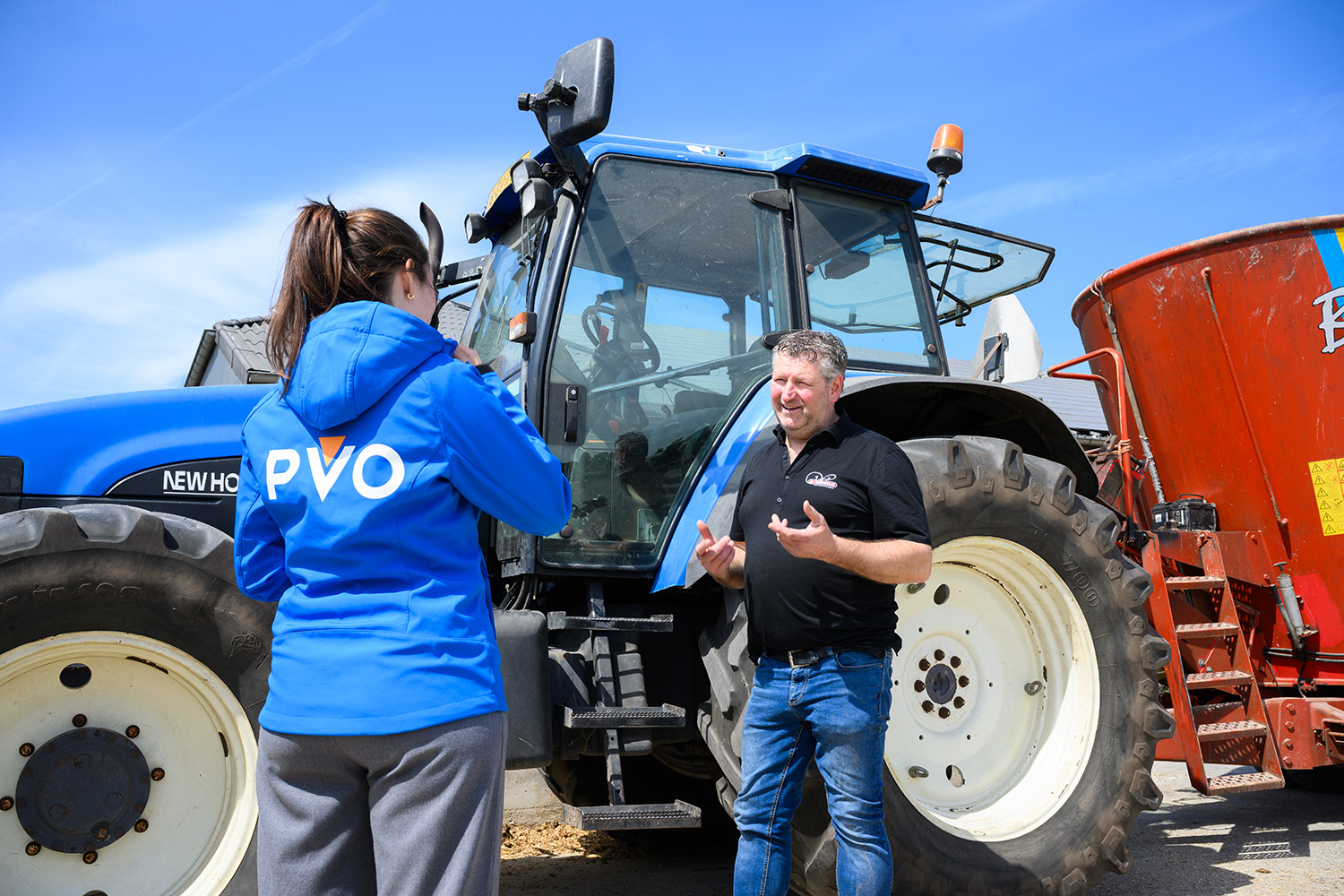 PVO-medewerker praat met boer voor tractor