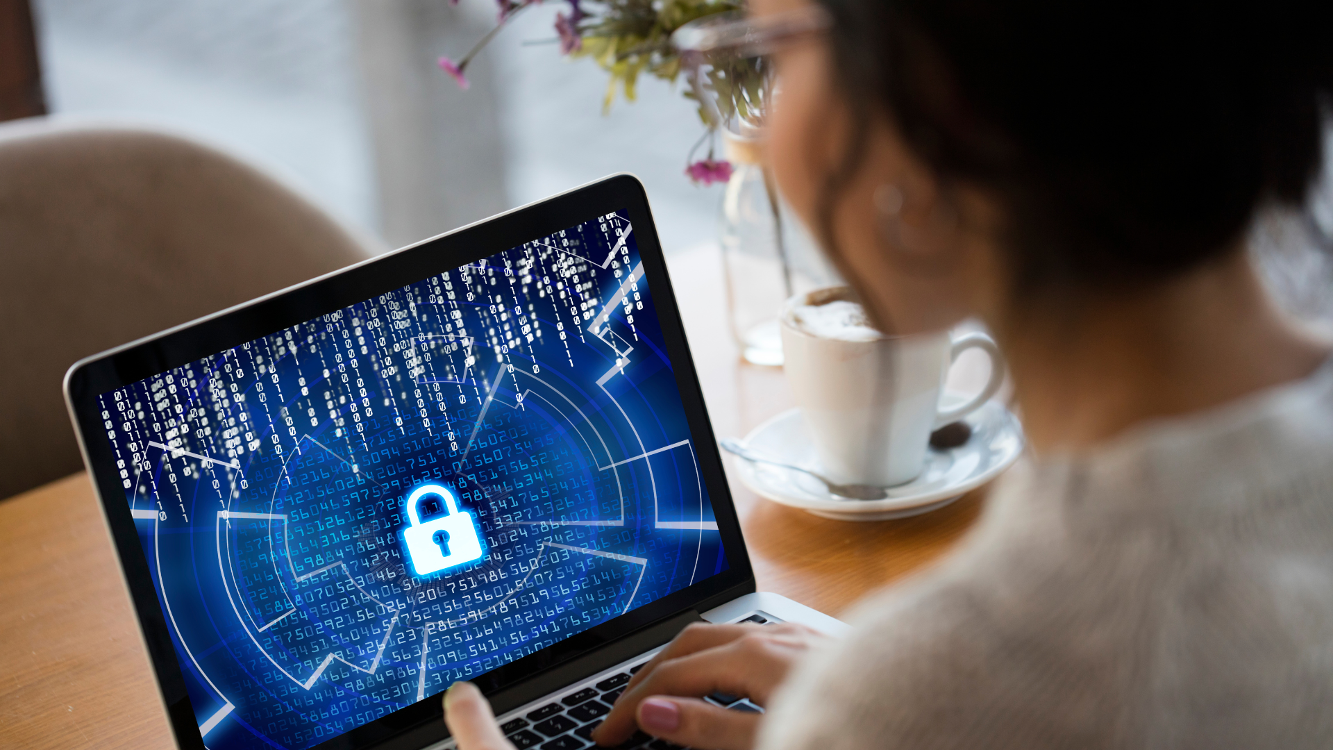 Vrouw achter laptop. Ter illustratie van het onderwerp cyberveiligheid.