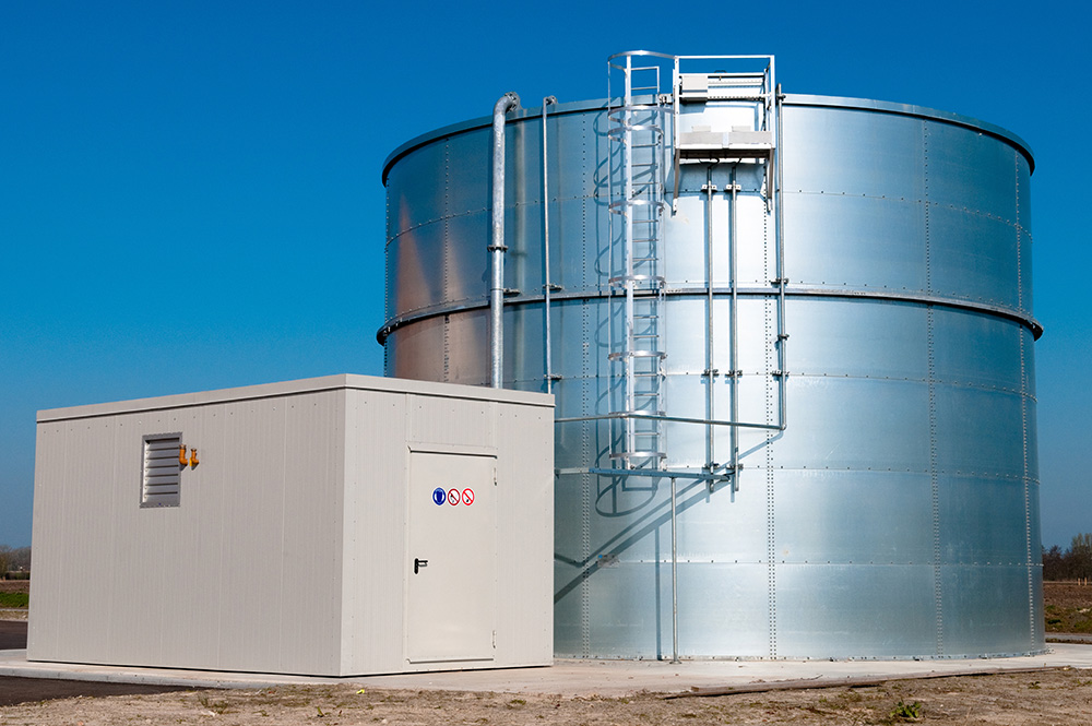 opslagtank met container op de voorgrond.