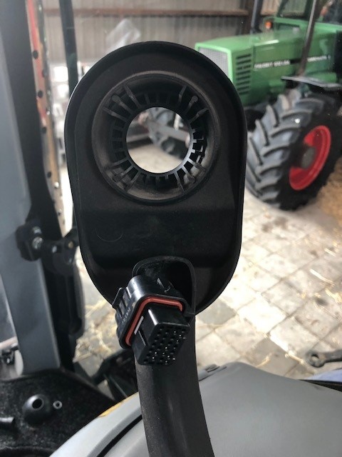 Dit treft de ondernemer vaak aan na GPS-diefstal: een lege montagesteun van het bedieningsscherm en een losse stekkerverbinding.