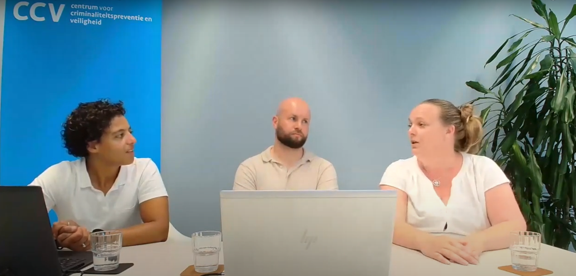 Sprekers in beeld tijdens deze online kenniskring vastgoedcriminaliteit.