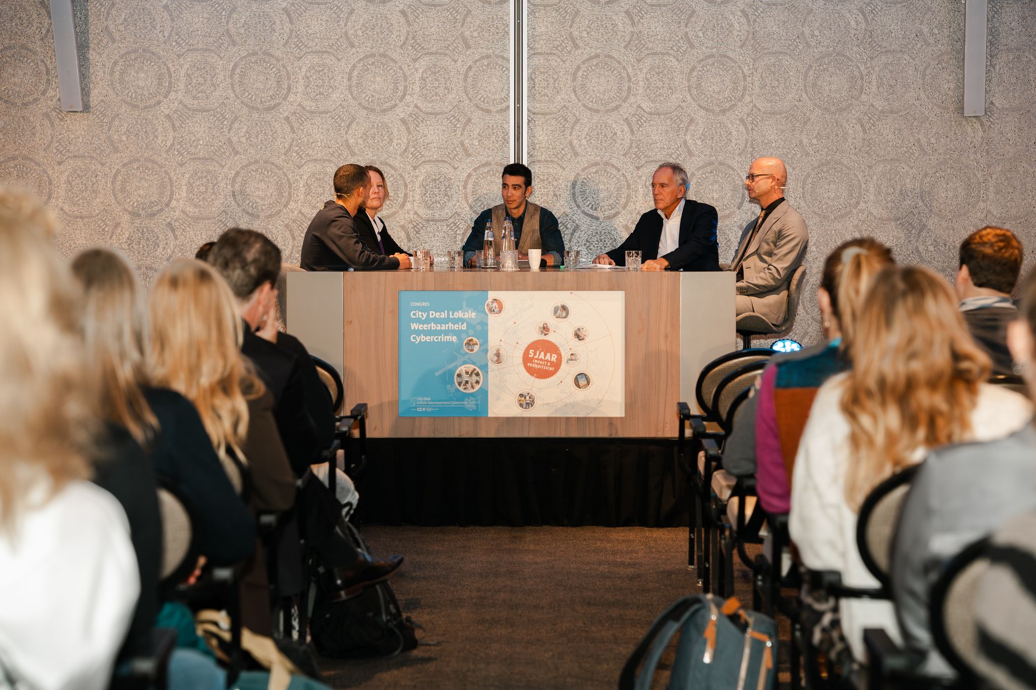 Dagvoorzitter Ruben Dingemans leidde een levendige talkshow waarin programmamanager van de City Deal Roy Tomeij en diverse partners terugblikten op de hoogtepunten van de afgelopen jaren.