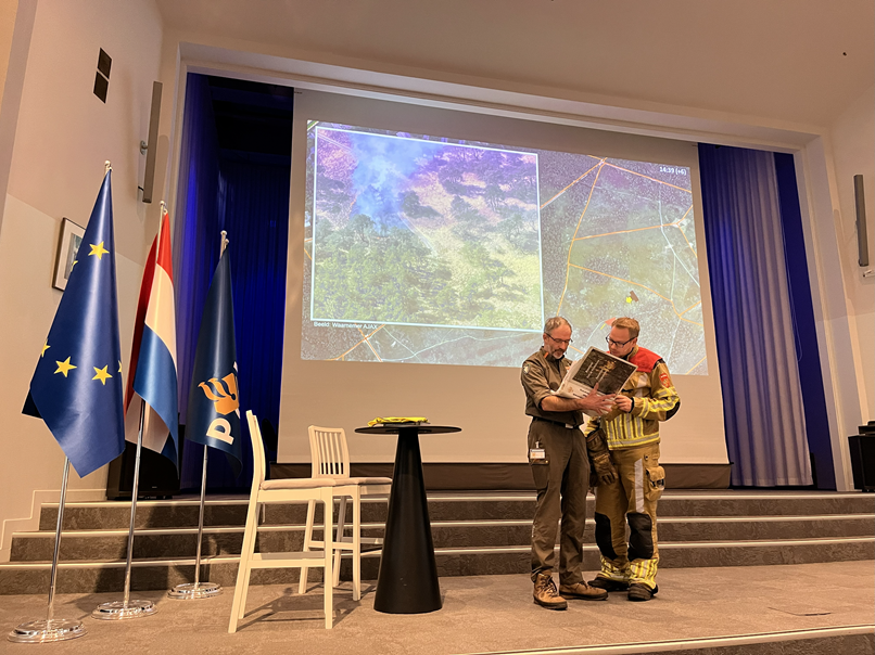 Edwin Kok van Brandweer Nederland (rechts) en boswachter John Didderen van het Goois Natuurreservaat vertelden over de natuurbrand in Ede.