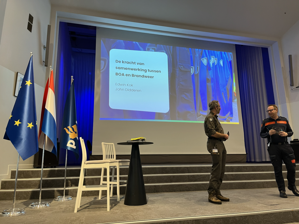 Edwin Kok van Brandweer Nederland en boswachter John Didderen van het Goois Natuurreservaat gaven een boeiende workshop over samenwerking bij natuurbrandbestrijding.