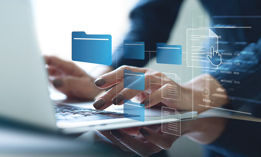 Vrouwenhanden achter laptop met mappenstructuur. Afbeelding is illustratief voor het CCV webdossier Informatiepositie gemeenten.