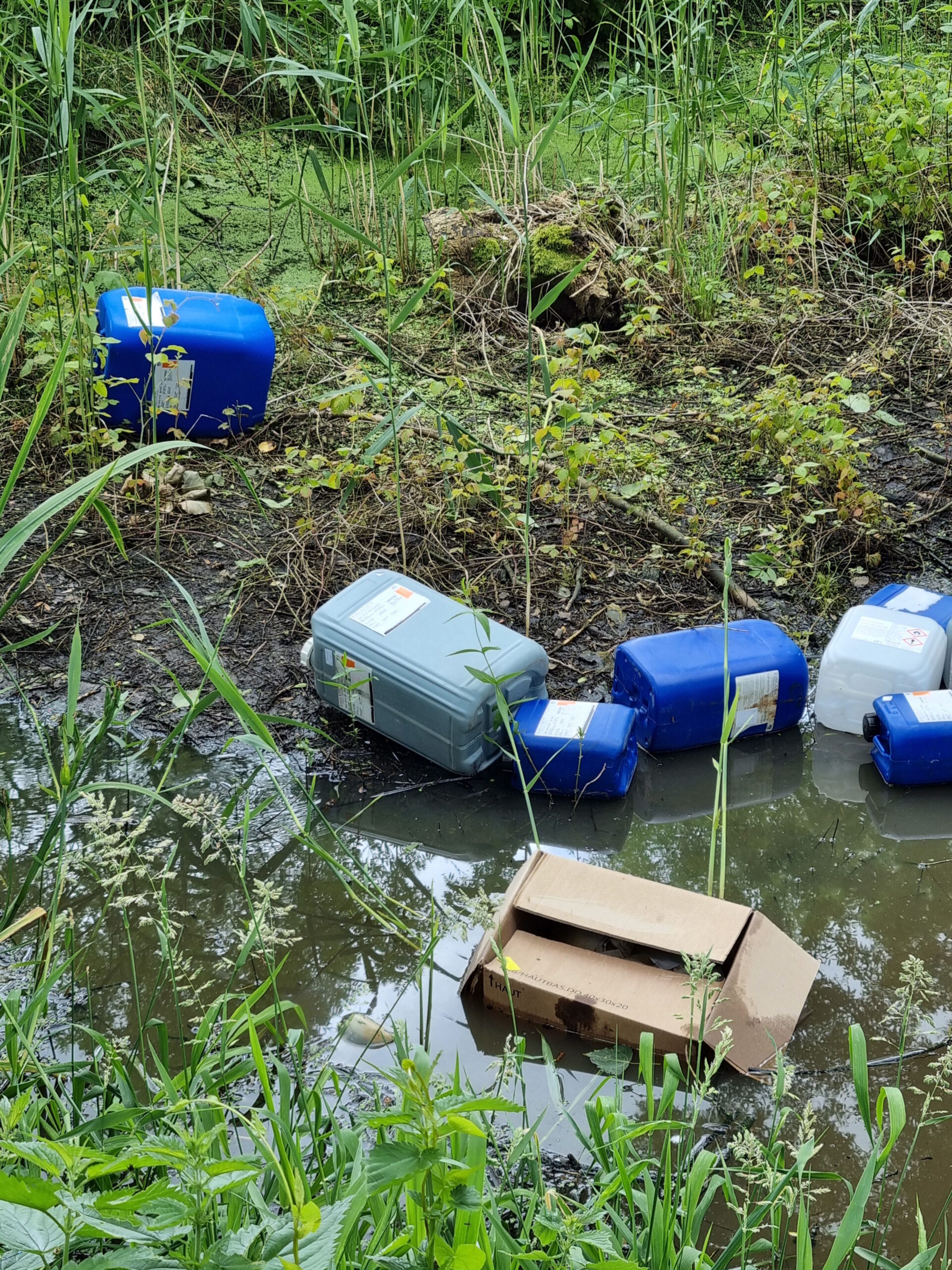 Drugsafvaldumping in sloot van dichtbij
