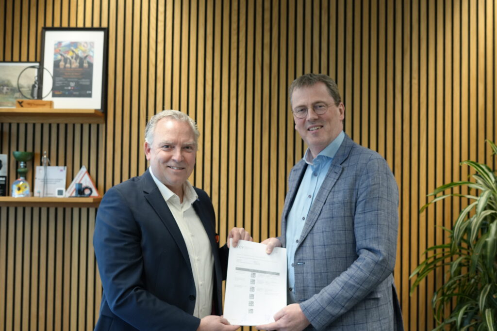 Marco Bijl, directeur van DigiTrust, en Patrick van den Brink, directeur-bestuurder van het Centrum voor Criminaliteitspreventie en Veiligheid (het CCV), ondertekenden de licentie-uitbreiding op het kantoor van het CCV in Utrecht.